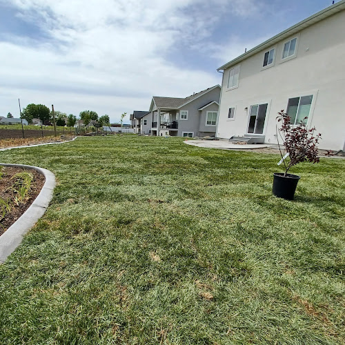 LIGHTNING LANDSCAPE MAINTENANCE
