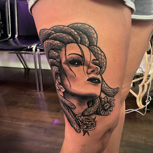 Surreal Ink° Tattoo & Body Piercing